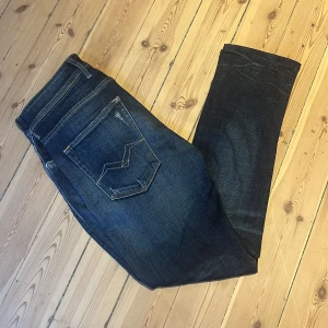 Replay Jeans - Säljer ett var riktigt snygga Replay Jeans. Storlek 31/32. Skick: 9,5/10, nästan helt nya!