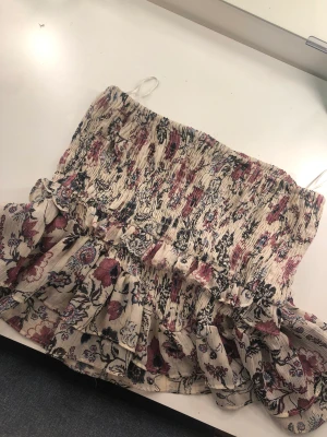 Blommig zara kjol - Populär zara kjol, köpte på Plick i juli. Storleken är M men sitter bra på mig som är xs/s