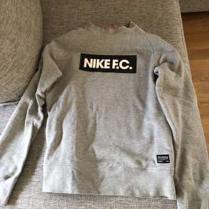 Knappt använd tjocktröja från Nike, storlek M men passar både S (som lite oversized) och M.