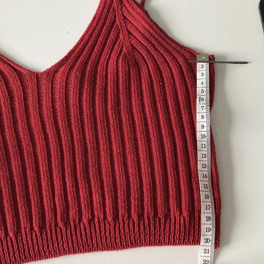 V-ringat rött stickat linne  Sparsamt använd i fint skick Säljs pga kommer inte till användning Mätt platt: Bredd 30 cm (kan stretshas till 45 cm) Längd från armhålet 20 cm. Toppar.