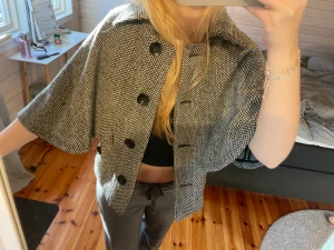 Trekvartsärmad jacka - Super fin höst jacka med trekvartsärm😍super fint skick och band till midjan tillkommer!