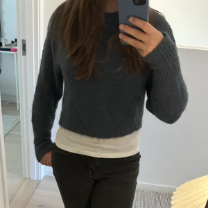 Stickad tröja Zara  - Säljer nu denna stickade tröjan från zara😇Den har endast används en gång och är därför i nyskick. Tröjan köptes för något år sedan för ca 400 och den är slutsåld! På bilden kan den uppfattas noppig vilket den absolut inte är!😍❤️ PRIS KAN DISKUTERAS 