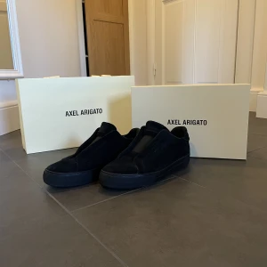 Axel arigato laceless - Hej, säljer mina Axel arigatos! Storlek 45 Skicket är 8/10. Online kvitto finns Ny pris 2550kr Skicka till mig vid frågor