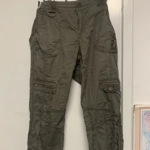 gröna byxor - okej skick skriv till mig om du har mer frågor!