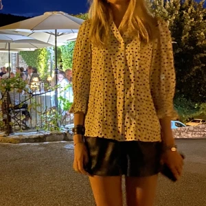 Blus - Så himla fin blus med trekvartslånga ärmar från co’couture som är sparsamt använd🤗