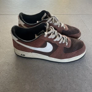 Nike Air Force 1 Premium - Bra skick! Storlek 46. Hör gärna av dig för fler bilder eller om du har några frågor!