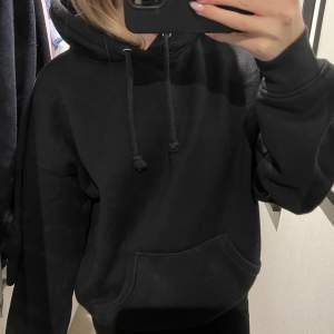 Säljer denna superfina och sköna hoodie från bikbok som tyvärr inte kommer till använding längre🤍🌸 Sparsamt använd ✨ Klicka inte direkt på ”Köp nu”!!!