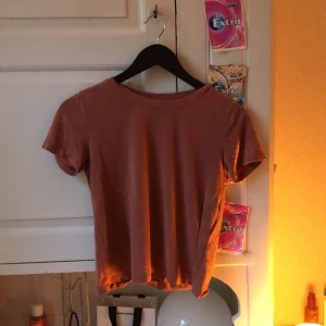 T-shirt - Rosa T-shirt från monki