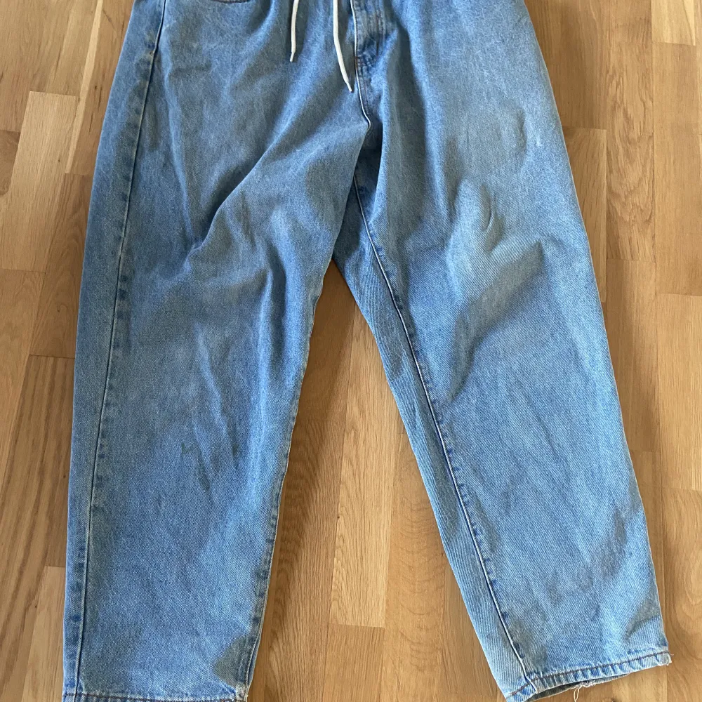 Baggy jeans från buttergoods. Bra skick utan några större defekter.  Storlek 36.. Jeans & Byxor.