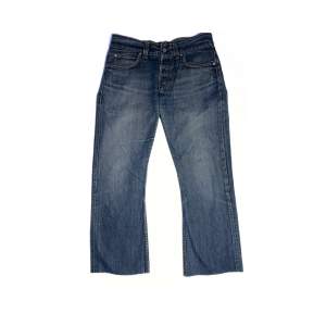 Size: 32/28. Blå. Condition: vintage. Alla jeans är uppmätta av oss! Har ni frågor eller funderingar är det bara slide DM, tveka inte!
