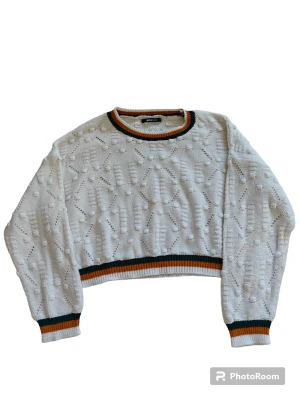 Finstickad tröja  - Stickad tröja med detaljer på. Från Gina Tricot. Aldrig använt! Storlek M men skulle säga att den även passar XS/S