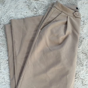 Kostymbyxor  - Beige/rosa kostymbyxor från Gina. Använd 1 gång  St S