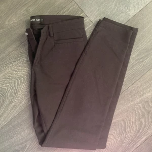 Sthlm kostymbyxor - Kostymbyxor, använda en gång så som nya.  Strl. 36 OBS! Bild på kan ej tas då de är för små för mig.