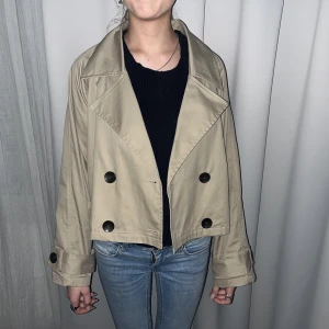 Kort trenchjacka💖 - Så fin trenchjacka från zara. Storlek L men passar s/m också och passar perfekt att ha något varmare under!🥰 Använd Max 2 gånger!