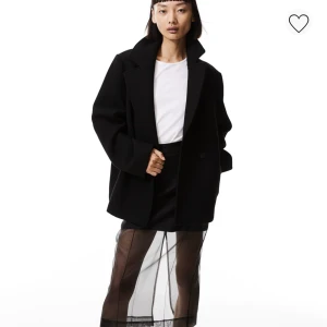 Kort kappa med knappar - Säljer denna fina kappa som är köpt på hm och använd 1 gång. Det är en kort kappa med knappar som har bra längd osv. Säljer då jag har flera.