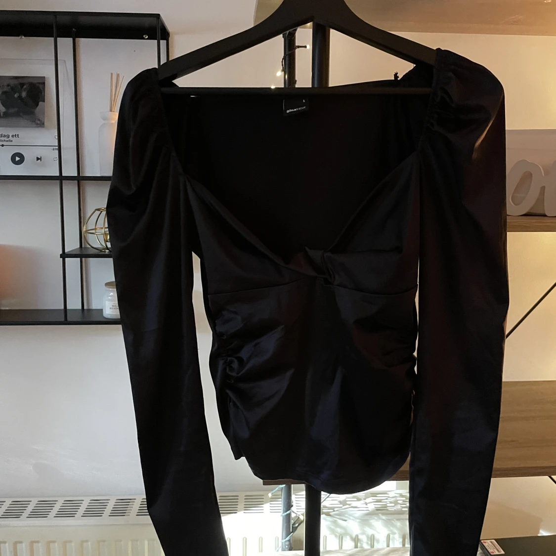 Svart fin silkeströja