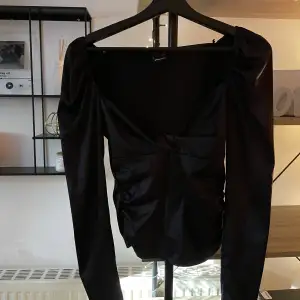 Supersöt svart tröja som är perfekt till en middag ute. Säljer för den inte kommer till använding😚😚💕