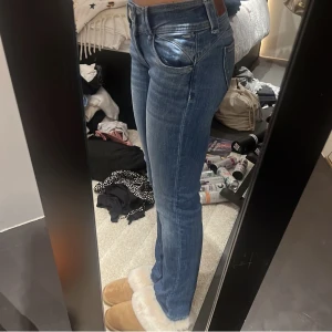 Pepe Jeans - Säljer mina super fina pepe jeans, dem är lågmidjade, jätte fint skick och använda fåtals gånger💖