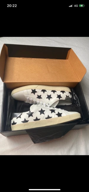 Ysl skor - Helt nya ysl skor i storlek 44 allt og finns. Fråga om vad som