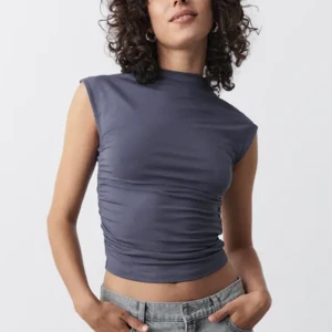 Gina topp - Säljer denna populära Gina toppen i färgen Stone. Aldrig använd med prislapp kvar så i nyskick! 🥰