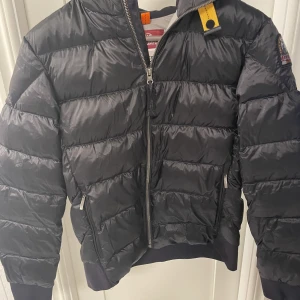Parajumper vinter jacka - Tjena, säljer nu min parajumper pharrell Jacka. Den är perfekt nu till hösten och vintern, har haft den i snart 2 år men har bara hängt i garderoben i 1 år, skicket är 9/10 inga skador. 
