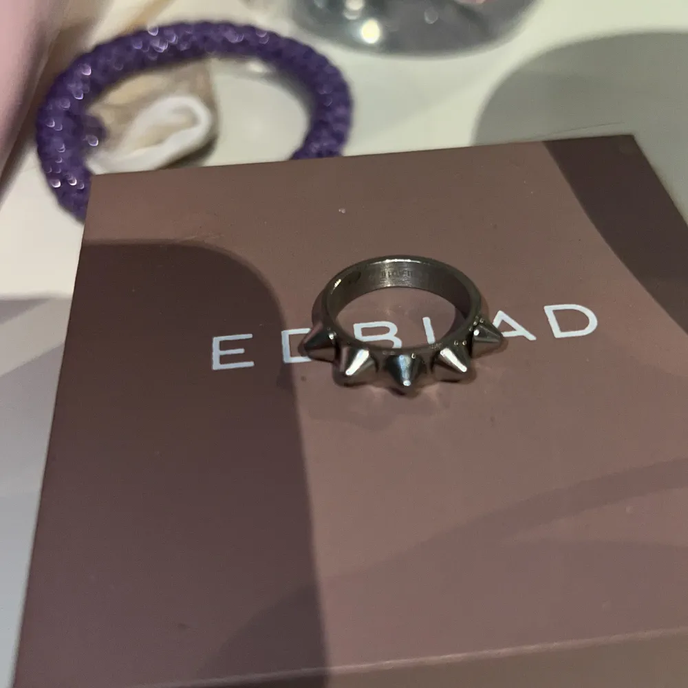Säljer min fina Edblad ring i silver Inga defekter storlek 16.00 men passar mig som även brukar kunna ha 17.00 orginal pris: 349kr. Accessoarer.