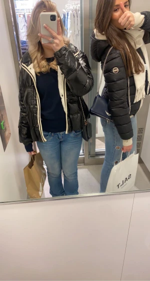 Moncler jacka - Säljer denna jacka som motsvarar s/m. Köpt från en tidigare ägare som säger att den är äkta, har dock inga bevis eller liknande. Köpt för 4000