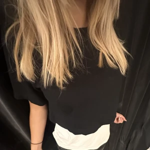 Svart kort topp  - Säljer denna skit snygga toppen/t-shirt som är helt ny och aldrig använd, storlek M men passar alla storlekar, pris kan diskuteras, möts upp i Sthlm eller fraktar, skriv om du har några frågor🤍