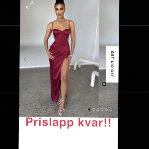 Röd balklänning  - Säljer min denna fina kläning då den inte kom i tid så jag hann inte använda den. Nytt skick helt oanvänd med prislapp kvar. Först till kvarn  (Lägger ut min annons på två konton) LÄS BIO INNAN KÖP