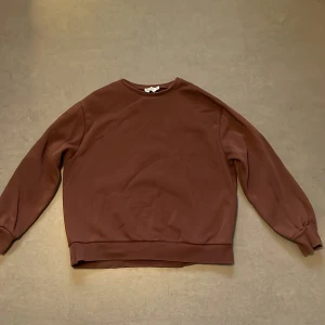 Brun sweatshirt - Brun sweatshirt från nakd🤎 storlek xxs men är oversize på mig som brukar ha s/m