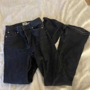 Jeans  - Super fina jeans som är vida vid fötterna. Kommer tyvärr inte till användning längre