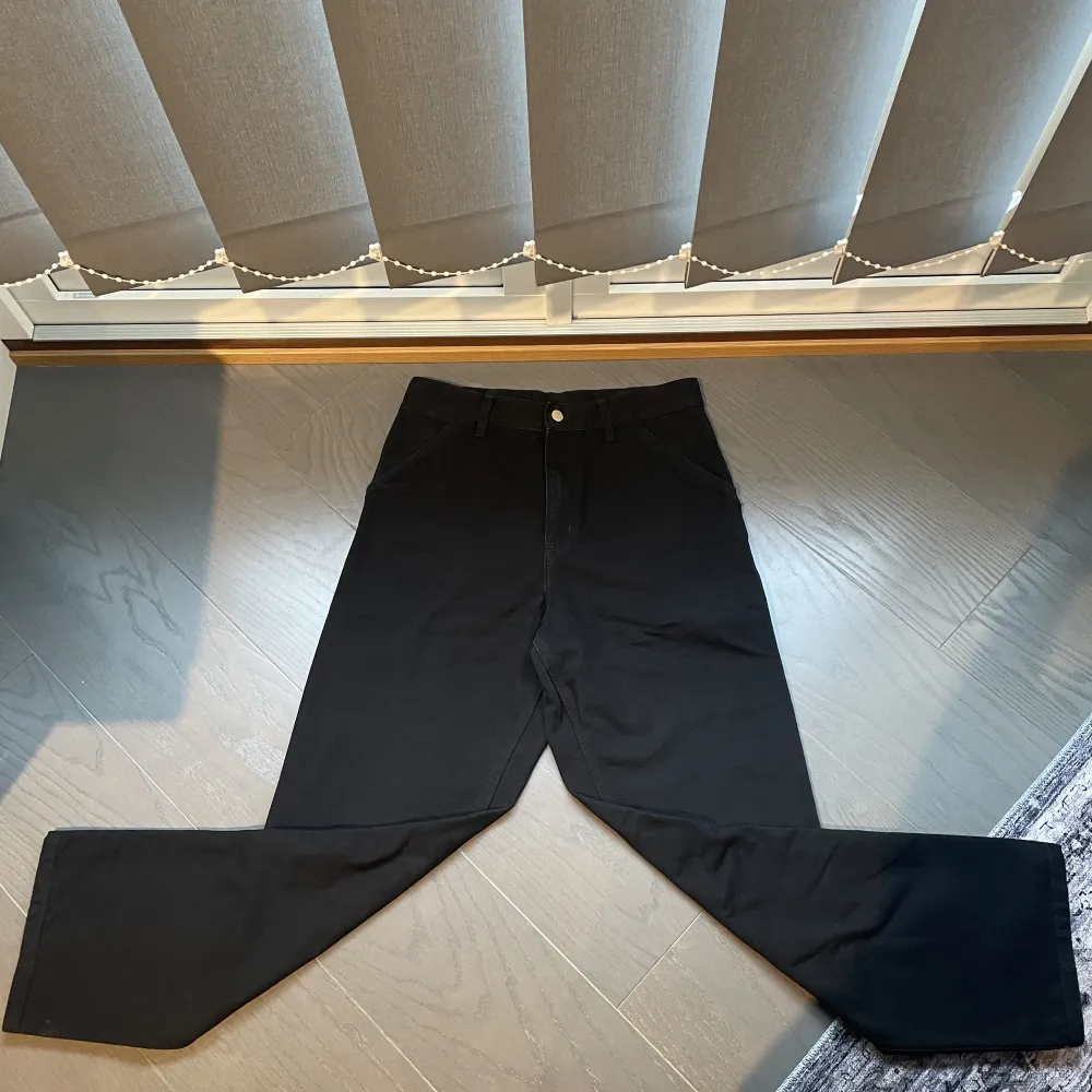 Ett par använda Carhartt Single Knee Pants Storlek 30 x 32 Köpt på Shelta i Göteborg  Skickar mer bilder vid intresse. Jeans & Byxor.