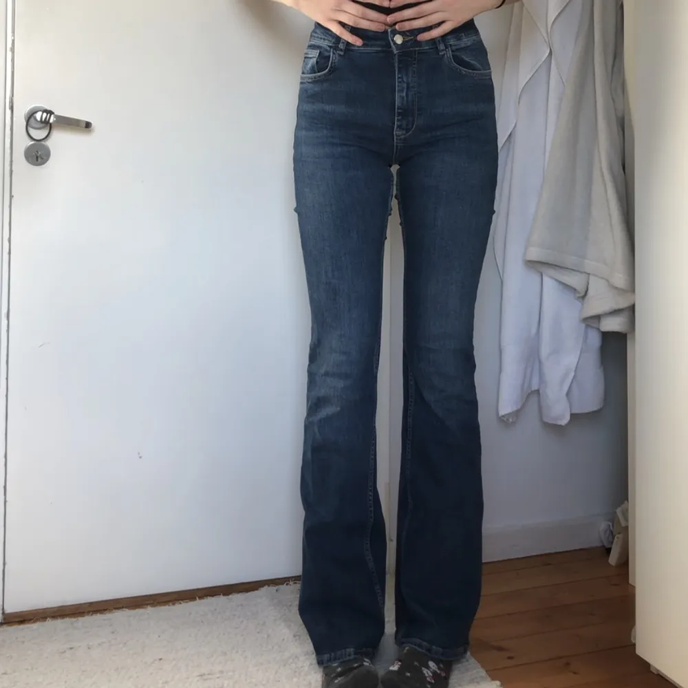 Lååånga stretchiga bootcut jeans från Zara. Har knappt använt dem för att jag känner mig obekväm i tajta kläder vilket är synd för de är verkligen snygga, sköna, långa, allt! Kan ta mått vid intresse. Jag är 182💗nypris 400. Jeans & Byxor.