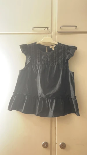 Kortärmad spetsblus  - Bra skick aldrig använd kortärmad spetsblus storlek m