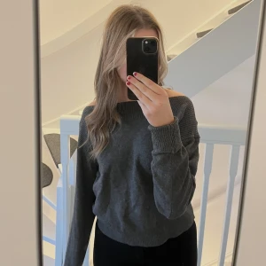 Offshoulder stickad tröja  - Säljer denhär stickade tröjan från Mango. Tröjan är endast använd ett fåtal gånger och är i fint skick. Jag är 167 cm lång och  brukar ha strl S för referens 