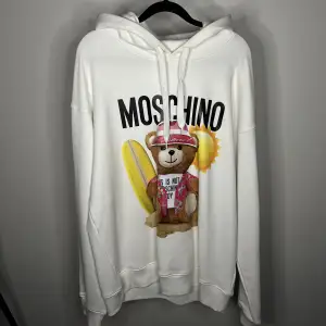 Säljer en moschino hoodie storlek 50 passar M/L , använt 2-3 ggr , köpt för 4000 säljer för 2200+frakt eller kom pm med bud.