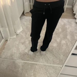 Juicy couture byxor  - Fina mörkblåa juicy couture byxor i storlek s är i ganska bra skick