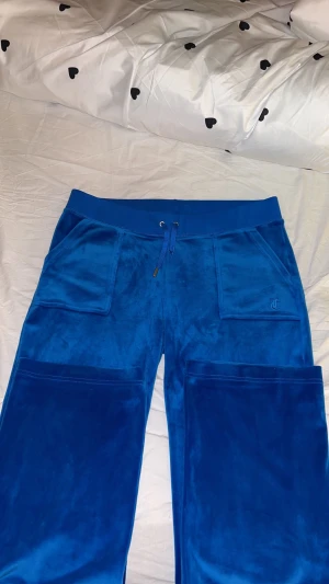 Juicy couture - Jättefina juicy byxor i färgen skydiver, säljer då dom tyvärr är förstora. Metallgrejen saknas på ena snöret annars inga defekter, använda endast fåtal gånger!! 