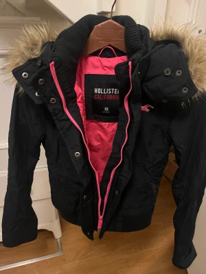 Hollister vinterjacka  - Snygg marinblå vinterjacka i storlek xs. Passar en 10-12- åring. 