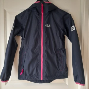 Regnjacka i storlek  - Säljer dotterns regnjacka i storlek 140. Mycket fint skick. Materialet andas.