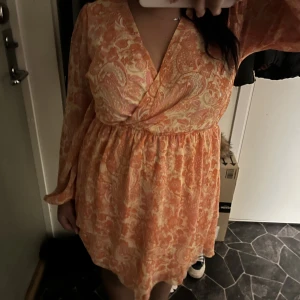 Klänning  - Jätte härlig somrig klänning! Vet ej märket. Ca storlek M