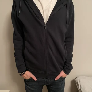 Mörkblå tröja  - Mörkblå tröja från Dressman | Storlek: M - Skicket är som nytt utan defekter - Vårat pris: 289kr Nypris: 449kr - Modellen är 184