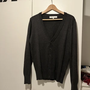 Cardigan/Kofta - Tja! Säljer denna asfeta cardigan/kofta i storlek smal men passar även medium, Skick: 10/10 då den använts 1 gång, pris: 400:- kan diskuteras vid snabb affär!   Hör av er vid frågor och funderingar!