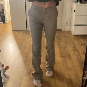 Beiga kostymbyxor  - Säljer ett par beiga, lågmidjade kostymbyxor i storlek 34 från hm då de är för stora för mig 