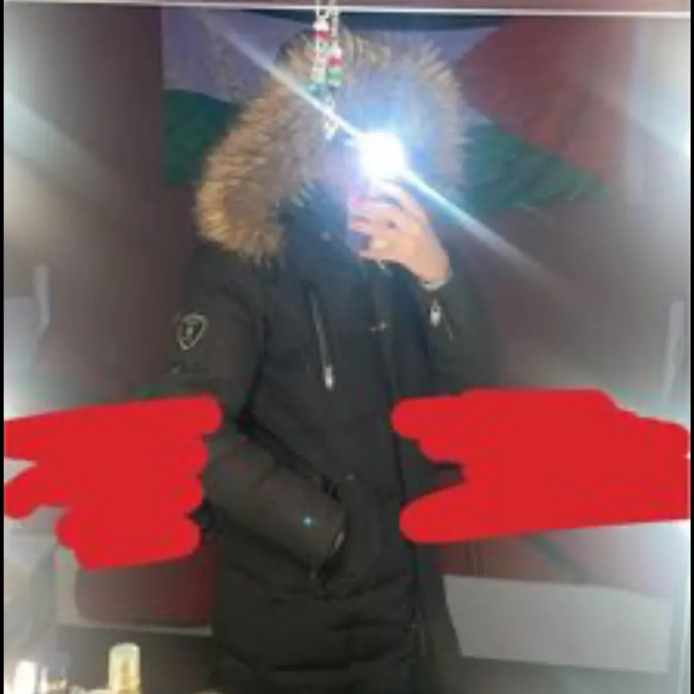 Säljer min fina rockandblue jacka eftersom jag inte använder den men den har ett pite litet håll under ena armen men inget som syns . ÄKTA Storlek : 34 . Takit.