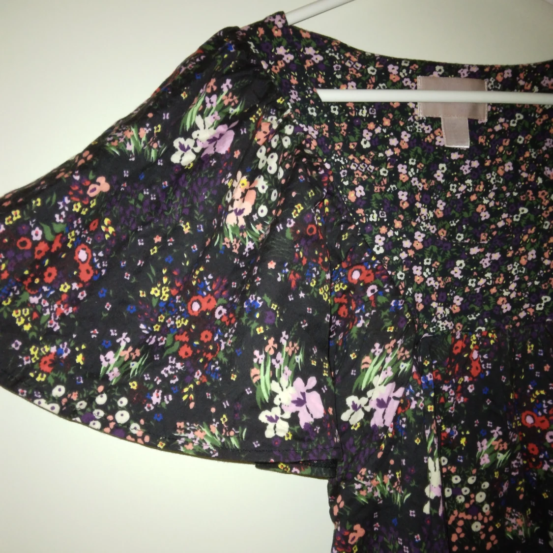 NY & oanvänd mörkgrå + flerfärgad blommig topp från Garden Collection. Strlk: XS - 1