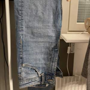 Blåa jeans med slits från zara!! Helt oanvända. Storlek 34, nypris 299. (Midwaist)