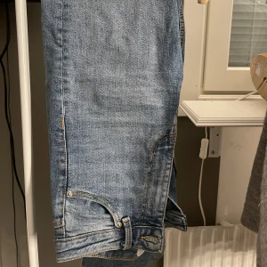 Blå jeans med slits  - Blåa jeans med slits från zara!! Helt oanvända. Storlek 34, nypris 299. (Midwaist)
