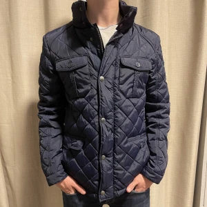Quiltad jacka - Quiltad jacka | Storlek M | Skick 9,5/10 | Modellen är 182cm och bär vanligtvis S eller M!