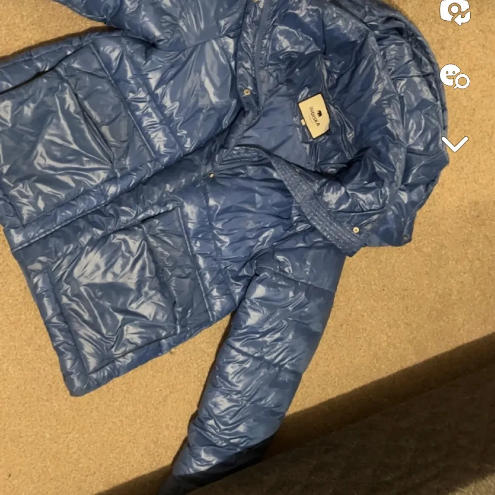 En blå fluffig skön vinter jacka som är köpt för två månader sen💘 Nyköpt för 1200 men nu säljs för 800. Jackor.